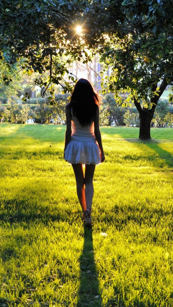 Девушка на природе со спины