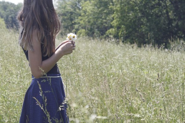 Девушка на природе со спины