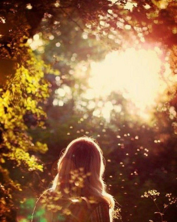 Девушка на природе со спины