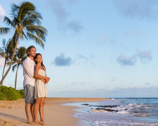 Девушка и парень на берегу моря