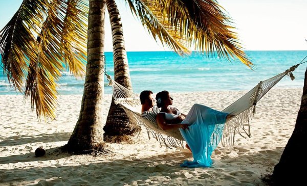 Девушка и парень на берегу моря