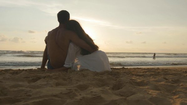 Девушка и парень на берегу моря