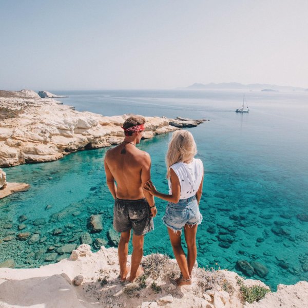 Девушка и парень на берегу моря