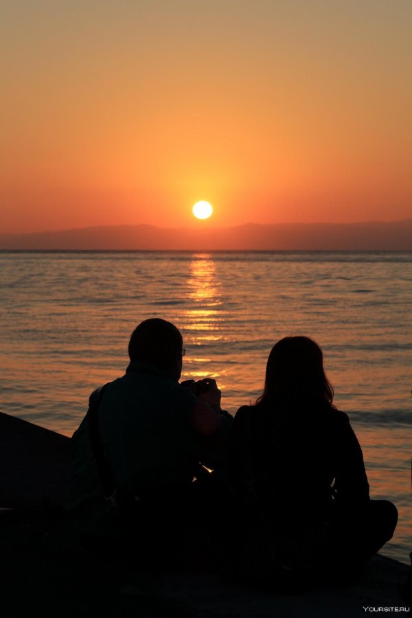 Девушка и парень на берегу моря