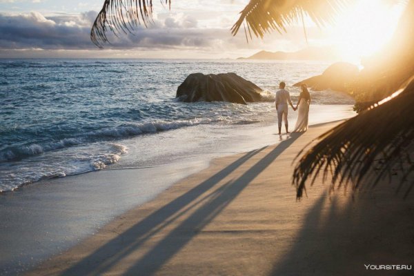 Девушка и парень на берегу моря