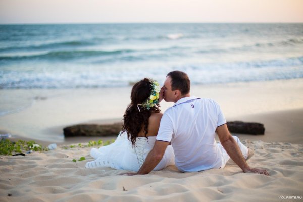 Девушка и парень на берегу моря