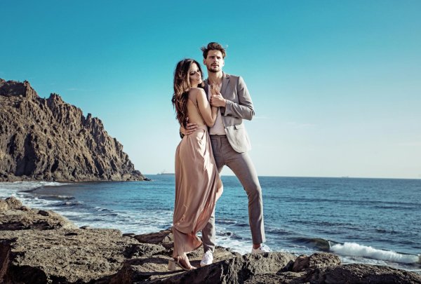 Девушка и парень на берегу моря