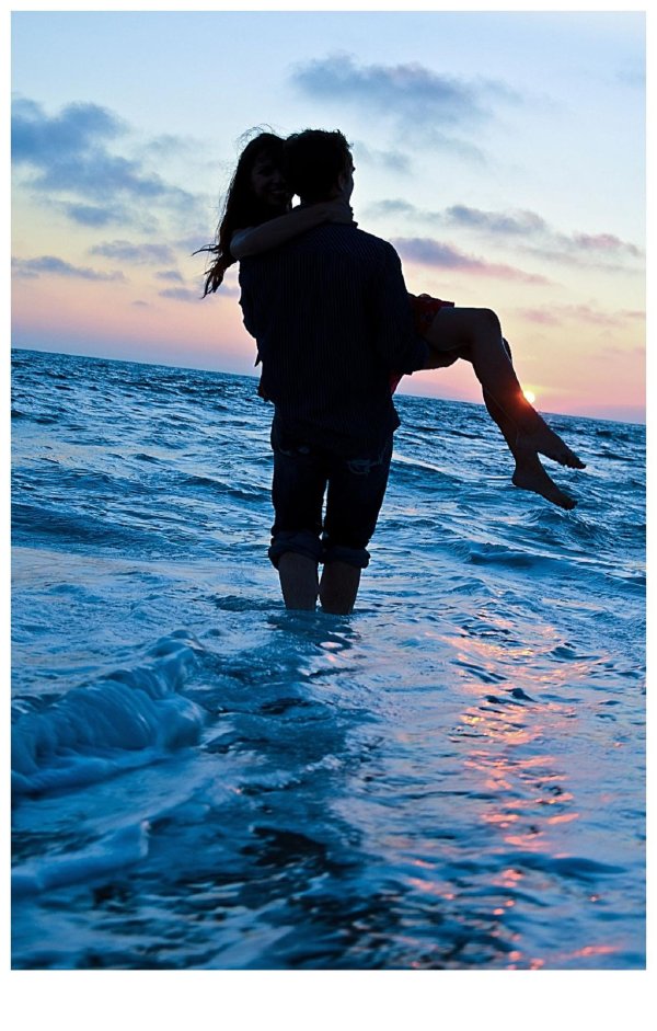 Девушка и парень на берегу моря