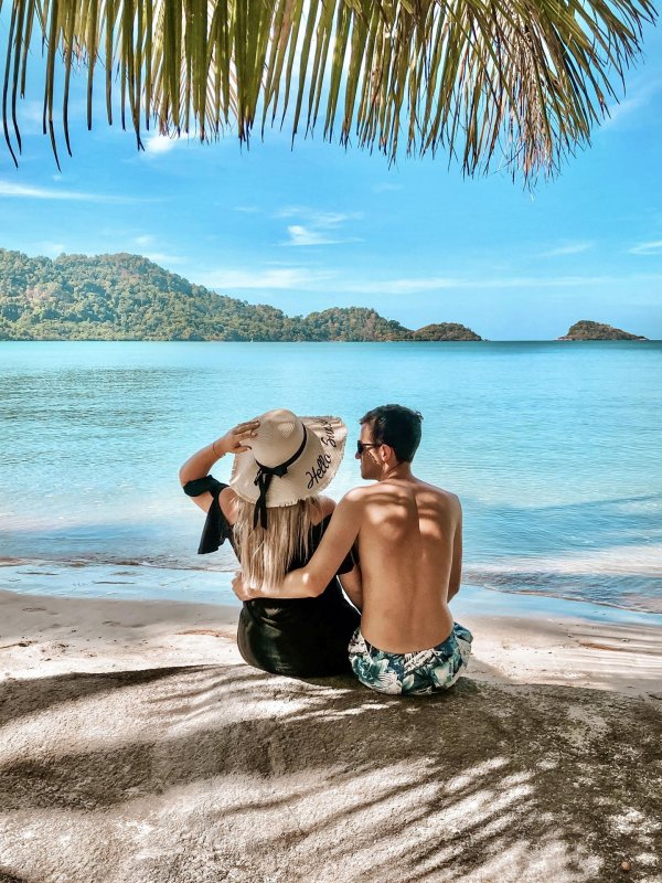 Девушка и парень на берегу моря