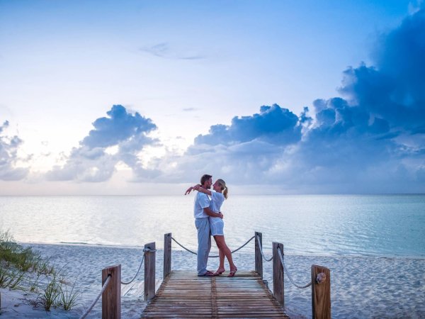 Девушка и парень на берегу моря