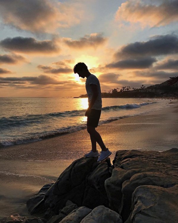 Девушка и парень на берегу моря