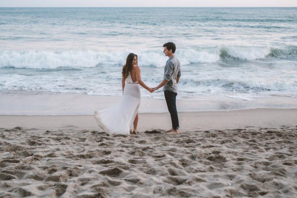 Девушка и парень на берегу моря