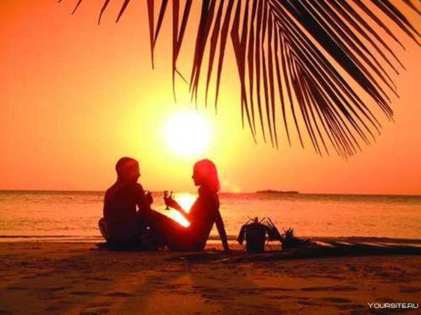 Девушка и парень на берегу моря