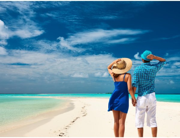 Девушка и парень на берегу моря