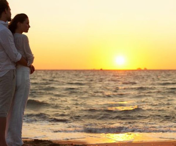 Девушка и парень на берегу моря