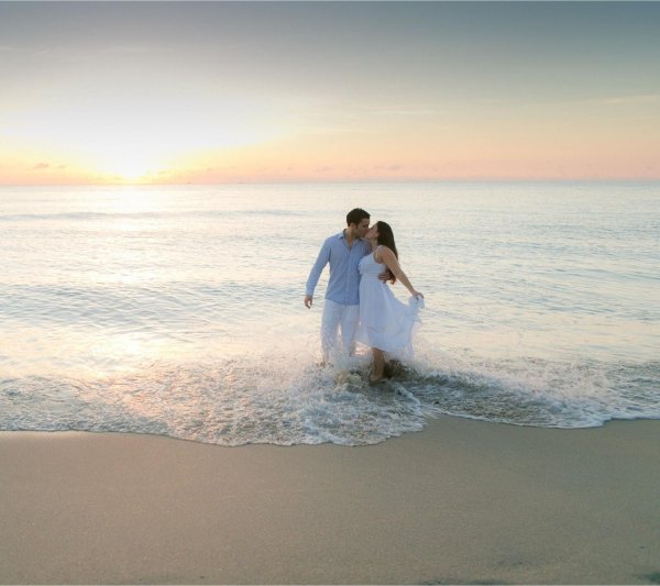 Девушка и парень на берегу моря