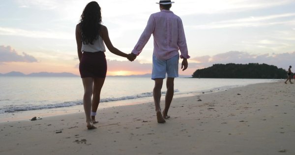 Девушка и парень на берегу моря