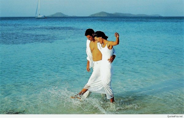 Девушка и парень на берегу моря