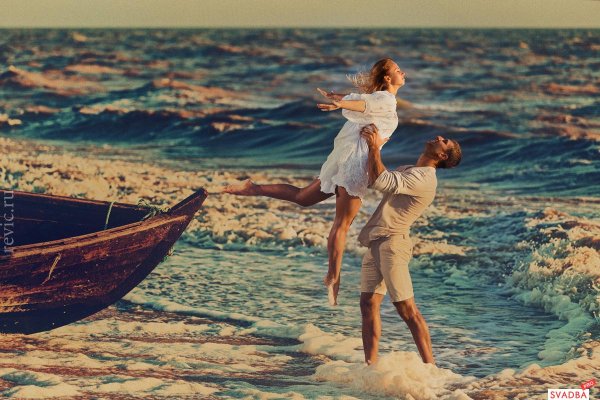 Девушка и парень на берегу моря