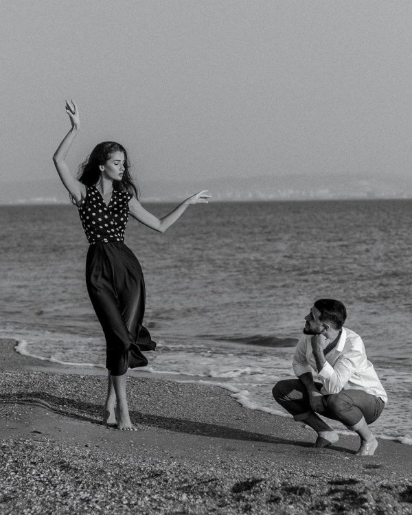 Девушка и парень на берегу моря