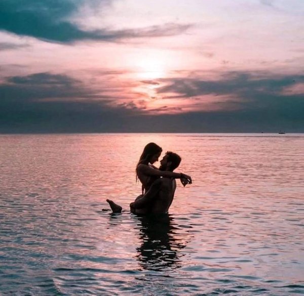 Девушка и парень на берегу моря