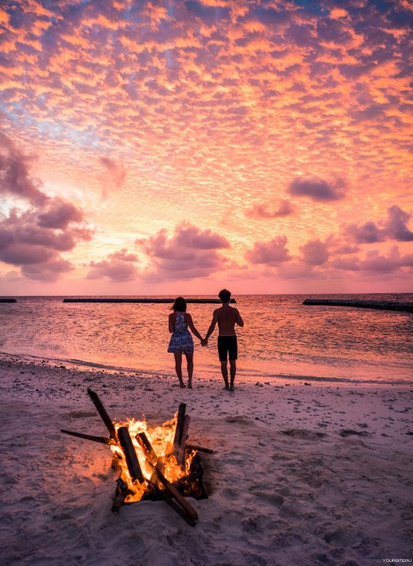 Девушка и парень на берегу моря