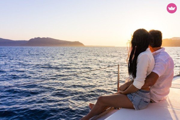 Девушка и парень на берегу моря