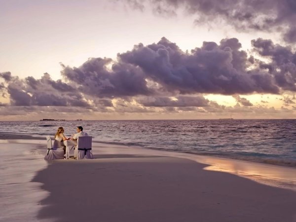 Девушка и парень на берегу моря