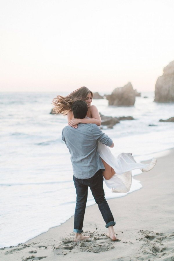 Девушка и парень на берегу моря