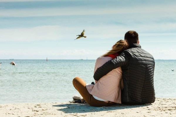 Девушка и парень на берегу моря