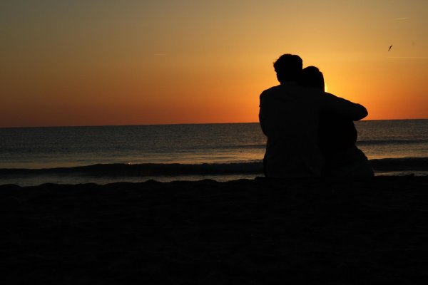 Девушка и парень на берегу моря