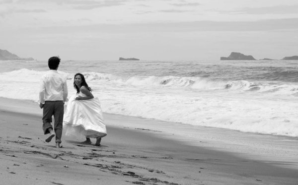 Девушка и парень на берегу моря