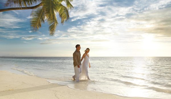 Девушка и парень на берегу моря