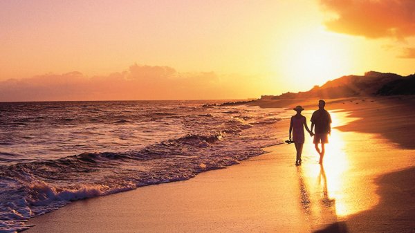 Девушка и парень на берегу моря