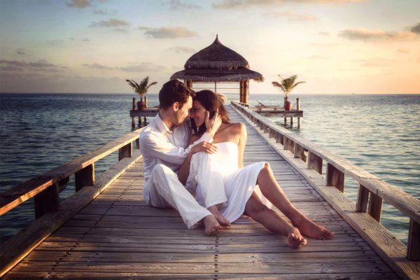 Девушка и парень на берегу моря