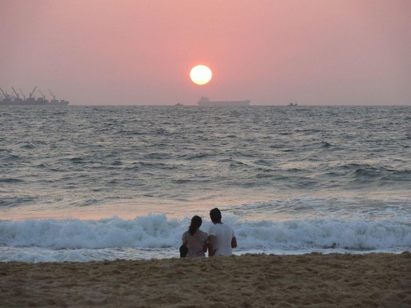 Девушка и парень на берегу моря