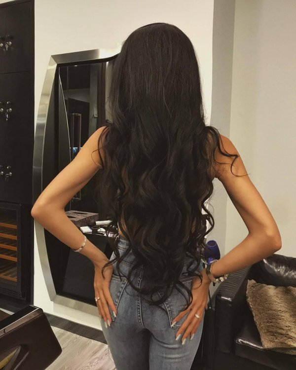 С девушками со спины с темными волосами