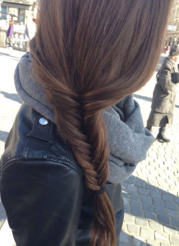 С девушками со спины с темными волосами