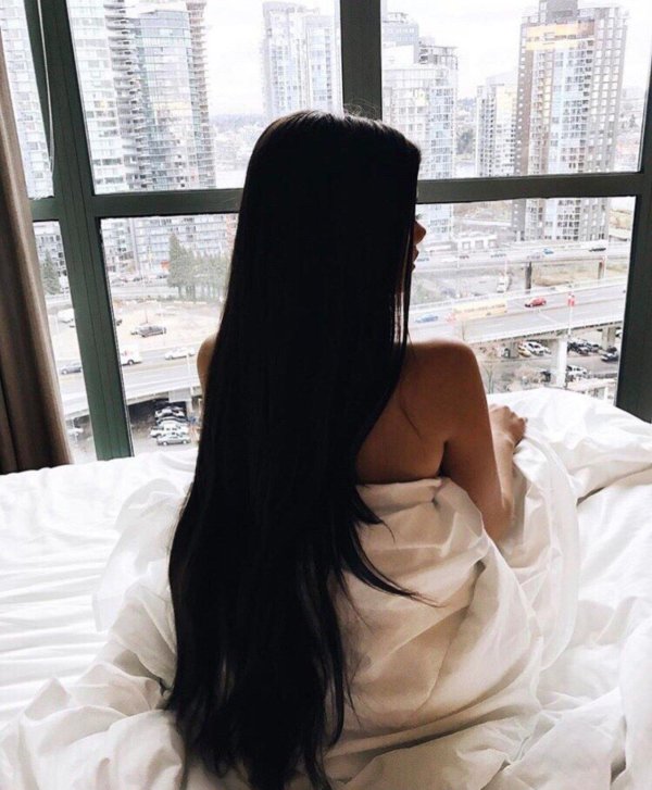 С девушками со спины с темными волосами