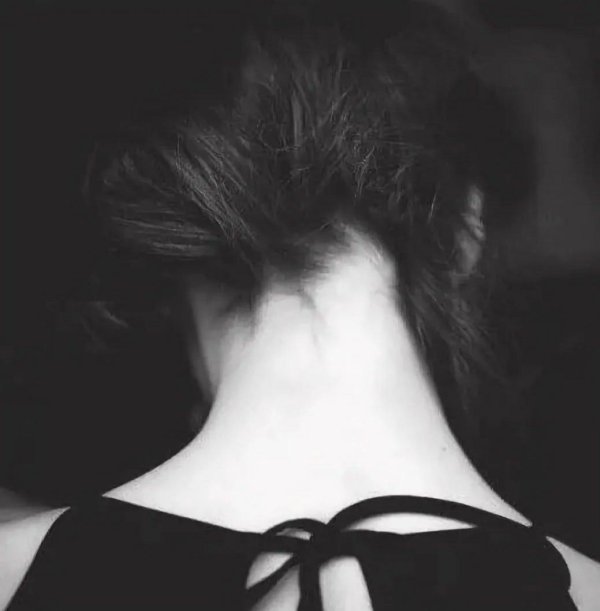 С девушками со спины с темными волосами