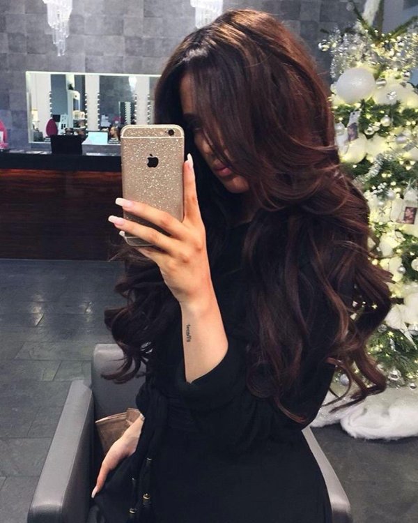 С девушками со спины с темными волосами