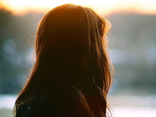 С девушками со спины с темными волосами