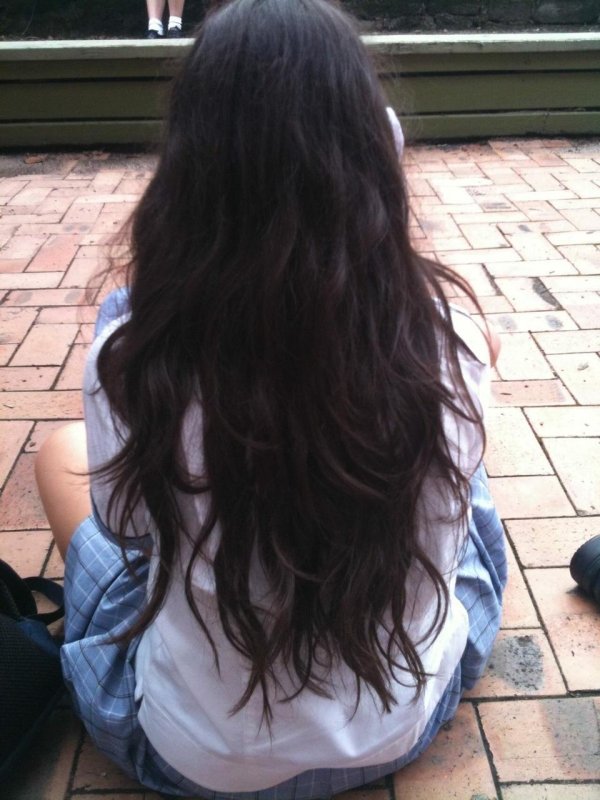 С девушками со спины с темными волосами