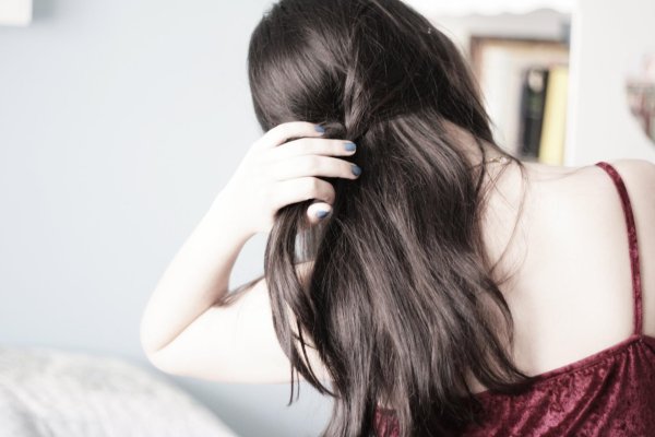 С девушками со спины с темными волосами