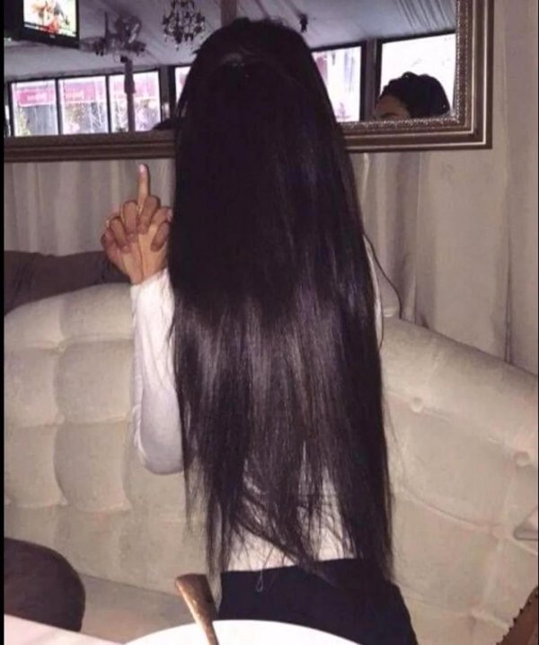 С девушками со спины с темными волосами