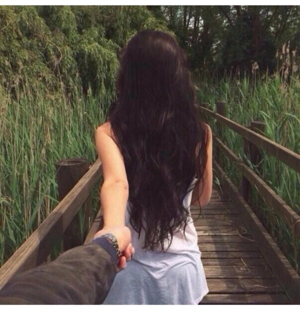 С девушками со спины с темными волосами