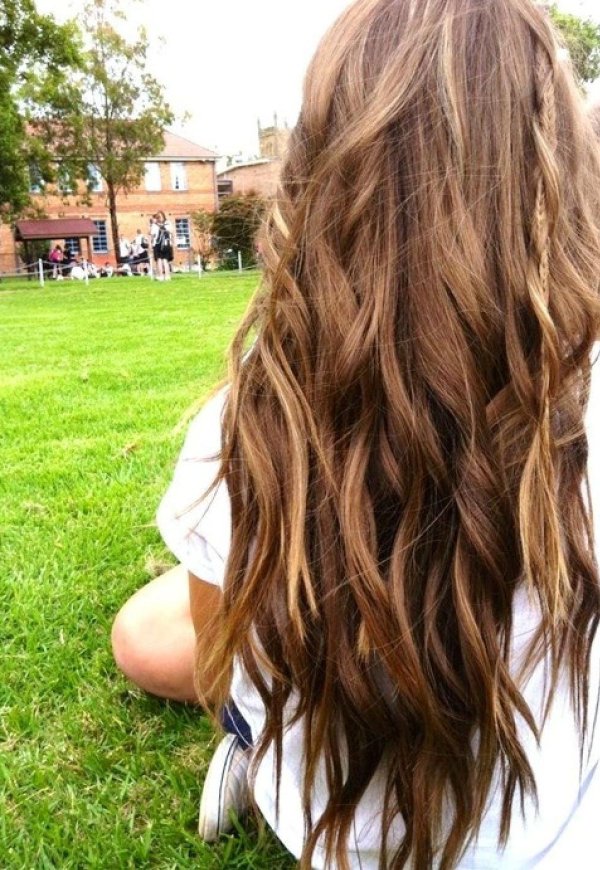 С девушками со спины с темными волосами