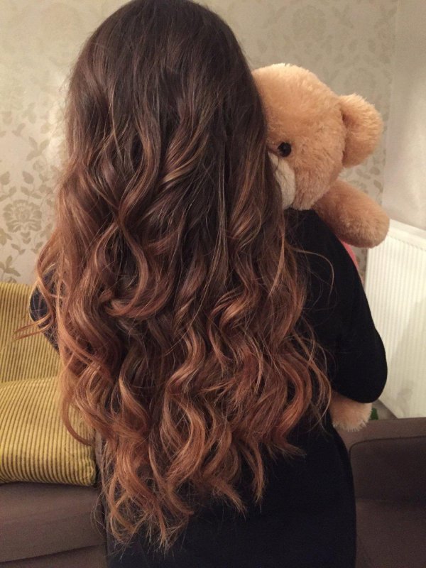 С девушками со спины с темными волосами