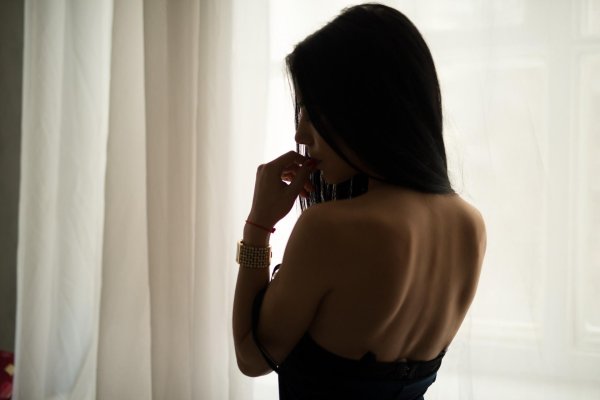 С девушками со спины с темными волосами