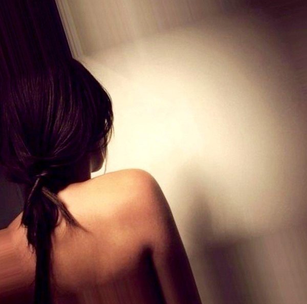 С девушками со спины с темными волосами